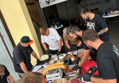 Grillkursteilnehmer bei Vorbereitung